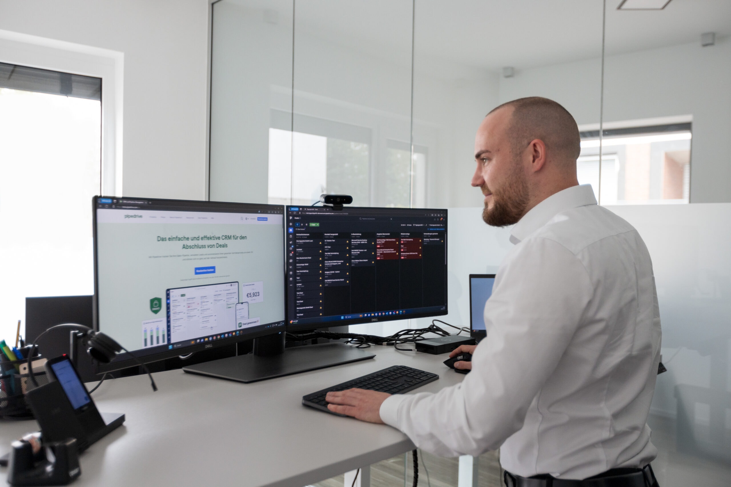 Stormguards-Mitarbeiter arbeitet an der Einrichtung des CRM-Systems Pipedrive.